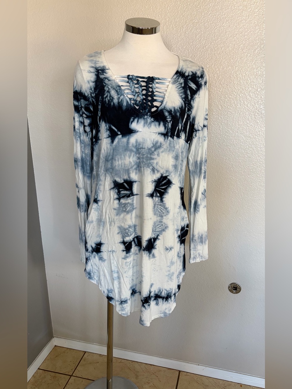 Womens Black & White Tie-Dye Long Sleeve Lace-Up dress